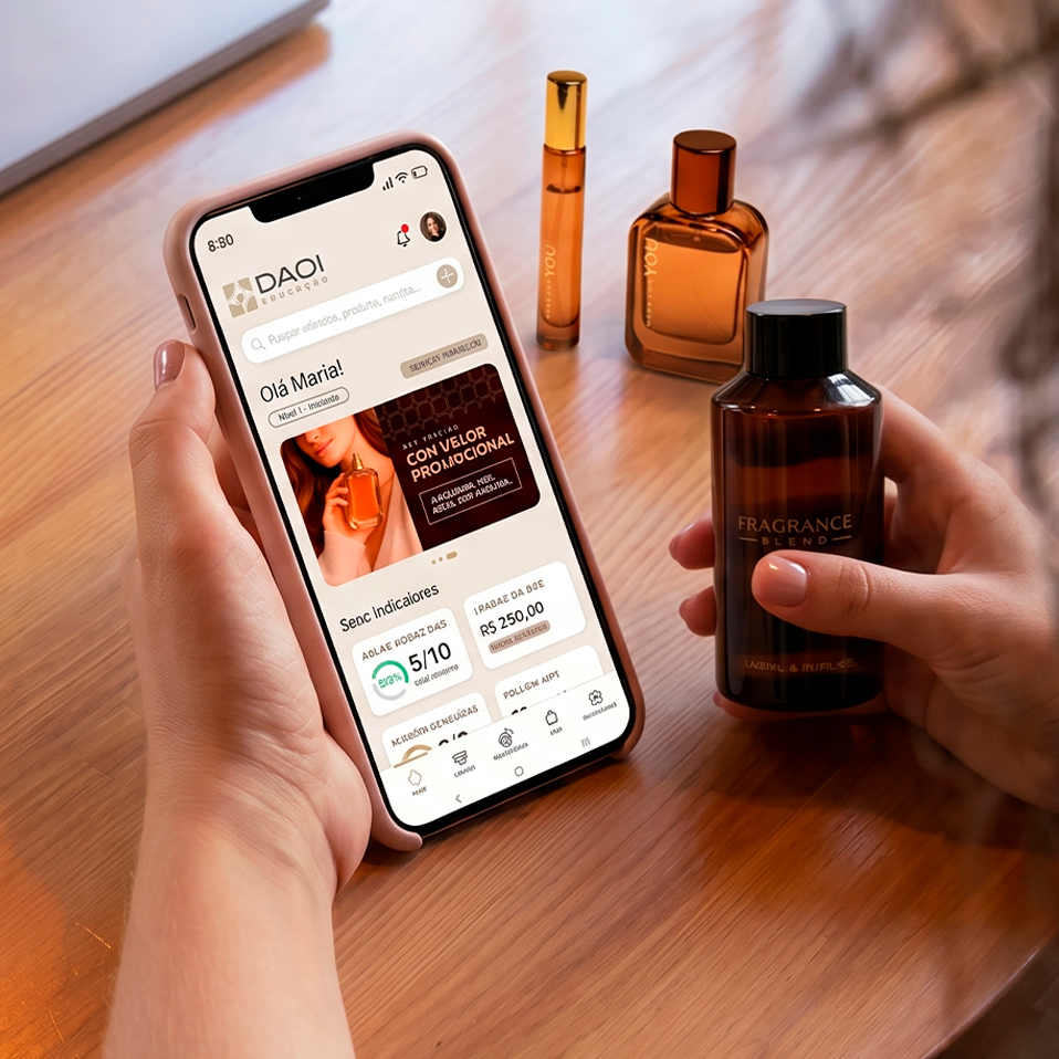 Perfume e celular com o grupo